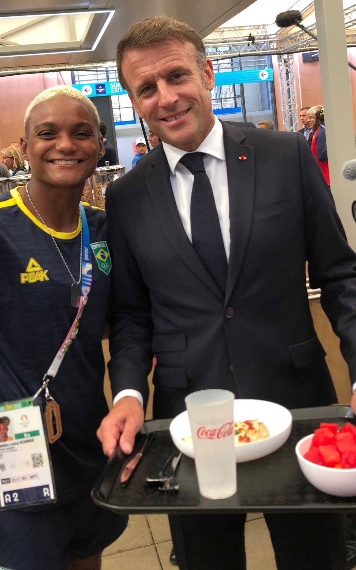 Yasmin Soares, carioca de 25 anos, faz parte da seleção brasileira de rúgbi. Já em Paris, ela tietou Emmanuel Macron, presidente da França, em visita à Vila Olímpica