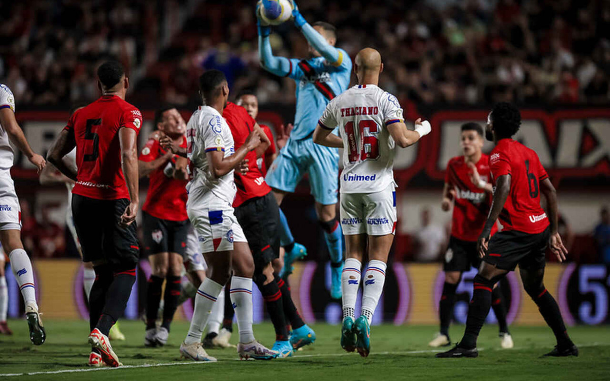 Bahia marca no final e empata com o Atlético GO no Antônio Accioly, pelo Brasileirão