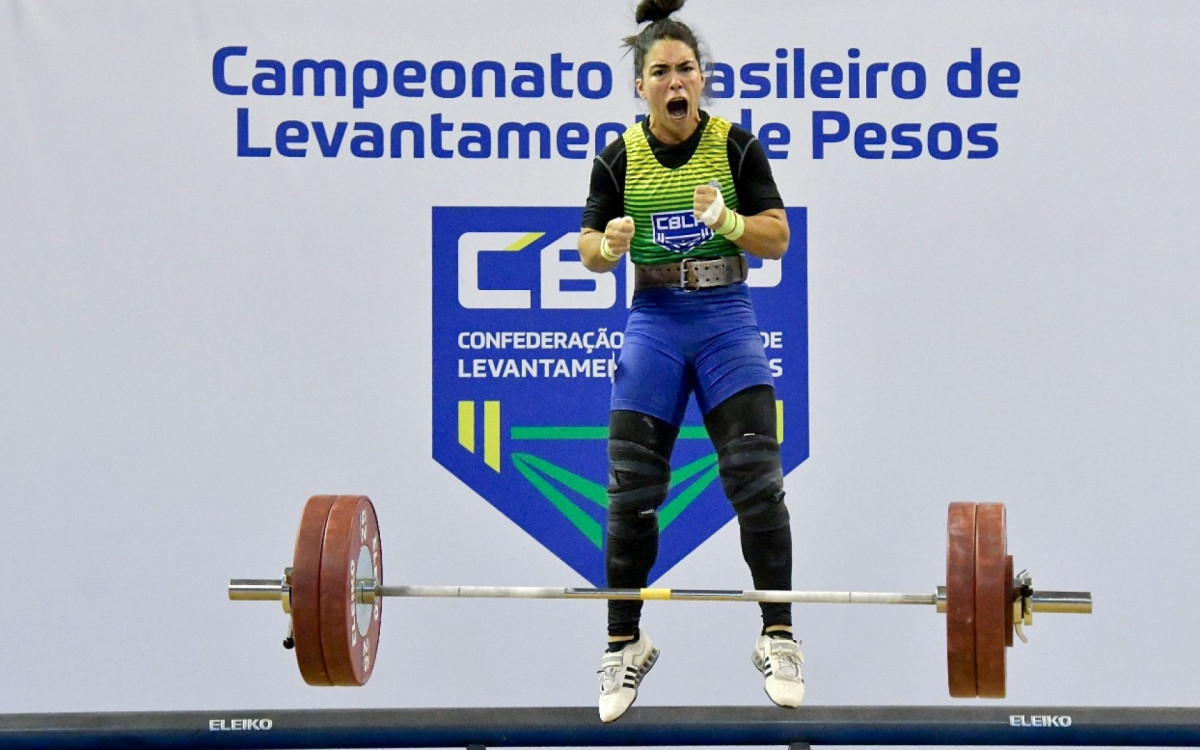 Amanda Schott, nascida no Rio, competirá no levantamento de peso