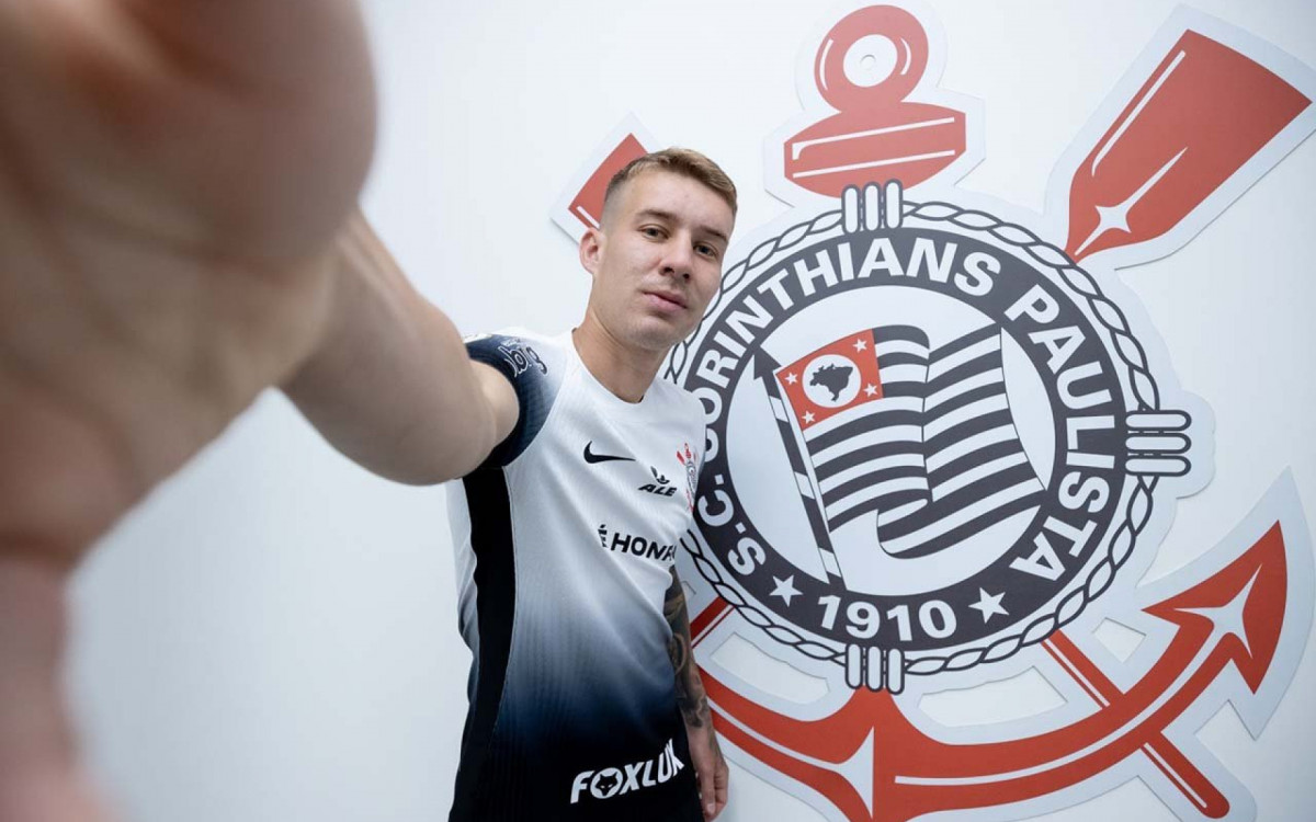 Corinthians anuncia a contratação do volante Charles