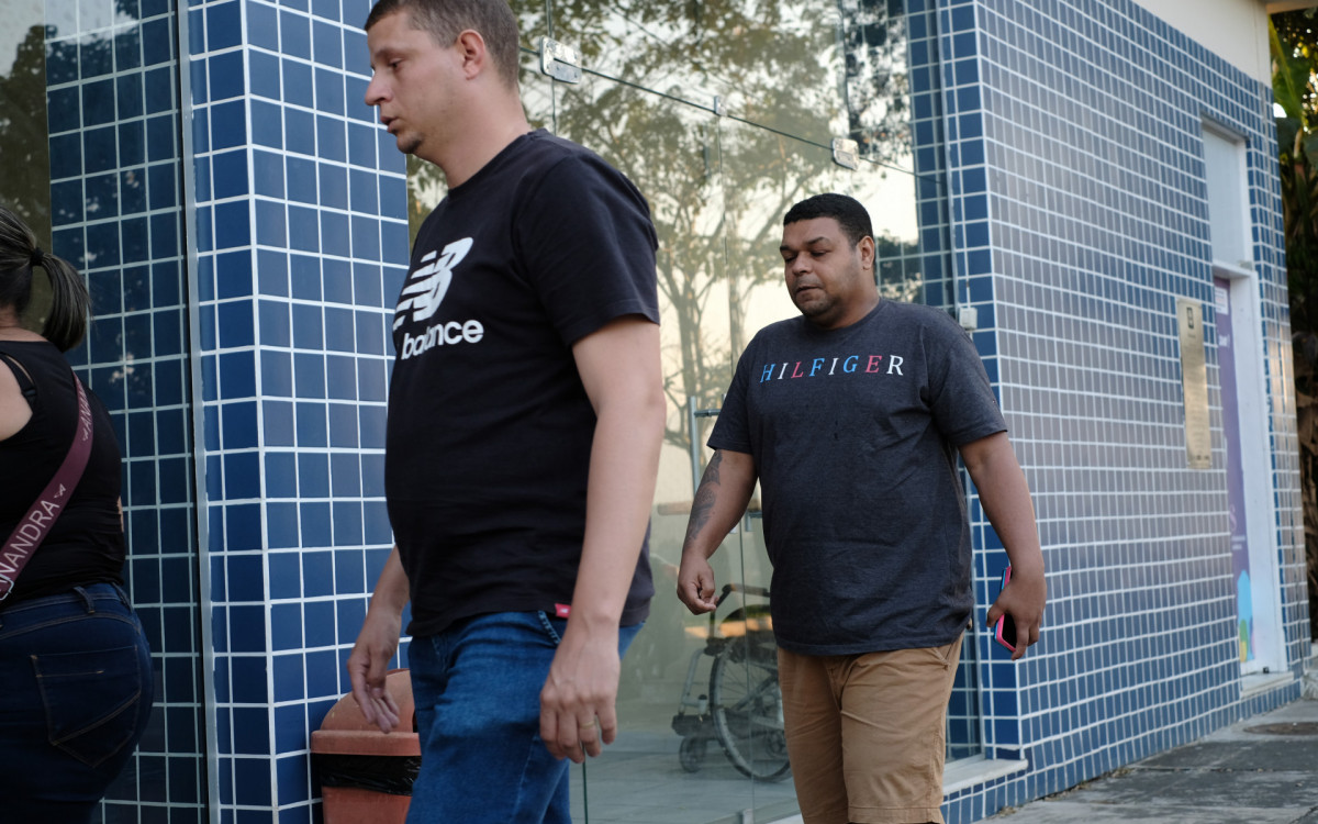 Familiares da professora Layla Marinho, morta numa tentativa de assalto estiveram no IML de Nova Iguaçu para liberação do corpo, nesta quarta-feira (24).