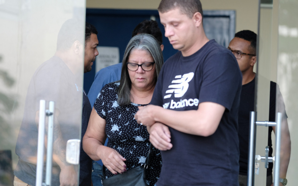 Mãe e irmão de Layla Moraes (no detalhe) estiveram no IML de Nova Iguaçu para liberação do corpo