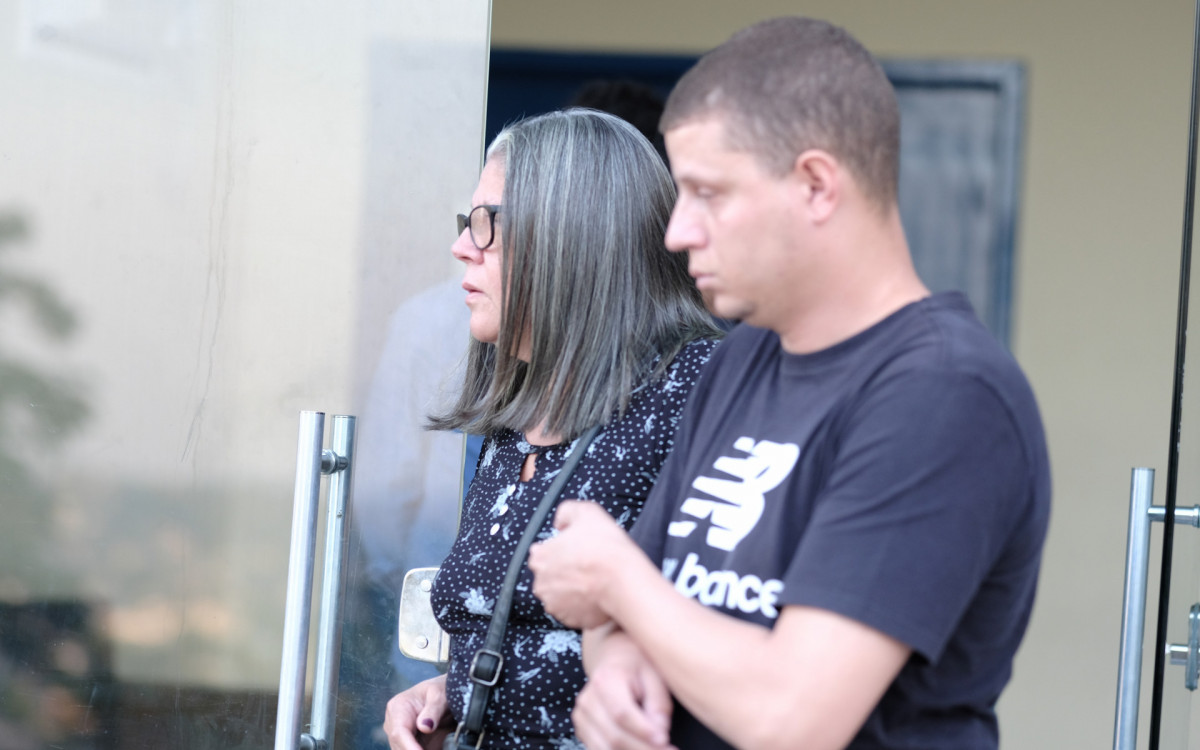 Fam&iacute;lia da professora Layla Moraes esteve no IML de Nova Igua&ccedil;u para libera&ccedil;&atilde;o do corpo