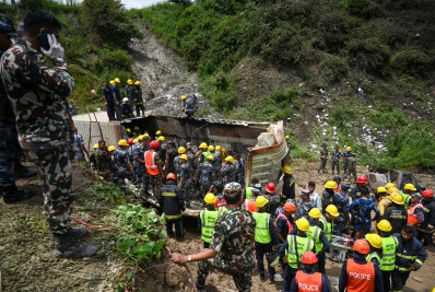 Vídeo: queda de avião causa explosão e deixa 18 mortos no Nepal; piloto sobrevive