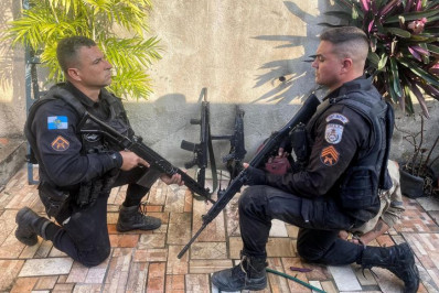 PM apreende fuzil e submetralhadora com suspeito preso em Belford Roxo