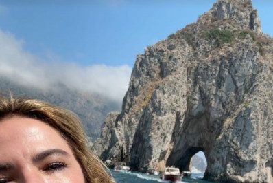 Luciana Gimenez curte passeio de barco na Itália