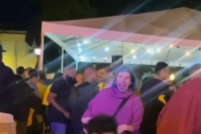 Escola onde trabalha homem que imitou macaco em roda de samba se manifesta