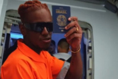 Influencer viaja para as Olimpíadas com uniforme de gari em homenagem ao avô; veja