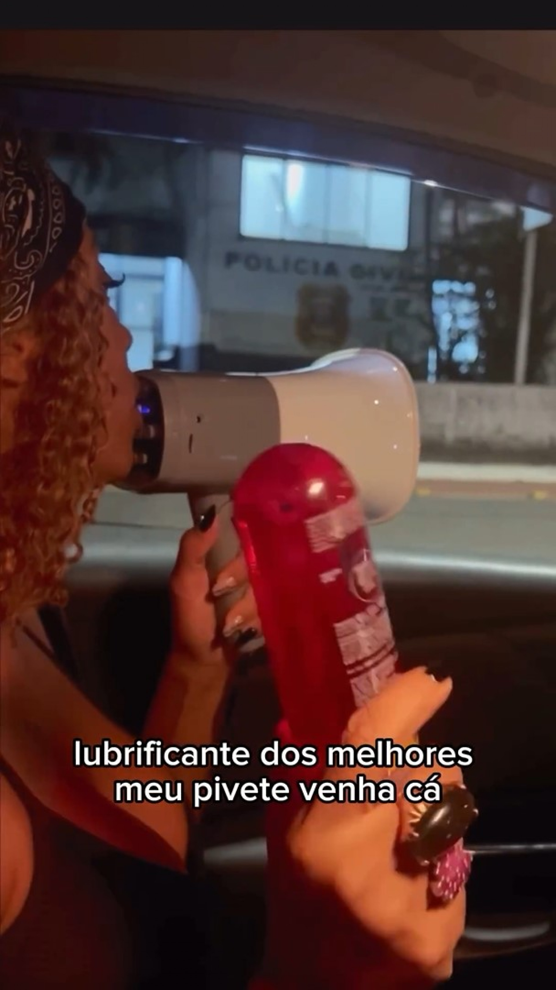 Lumena usa megafone para ironizar prisão de Nego Di - Reprodução / Instagram