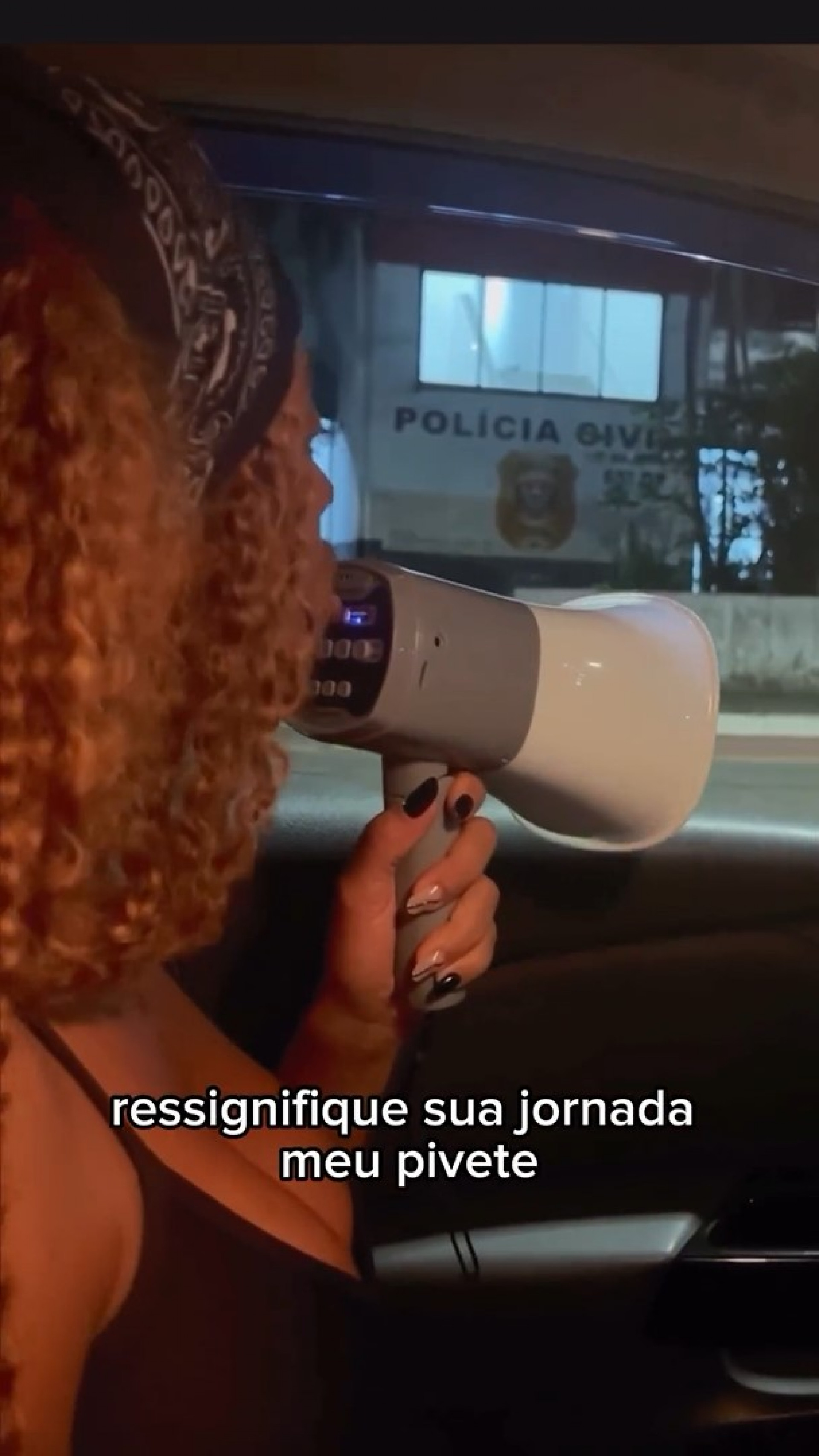 Lumena usa megafone para ironizar prisão de Nego Di - Reprodução / Instagram