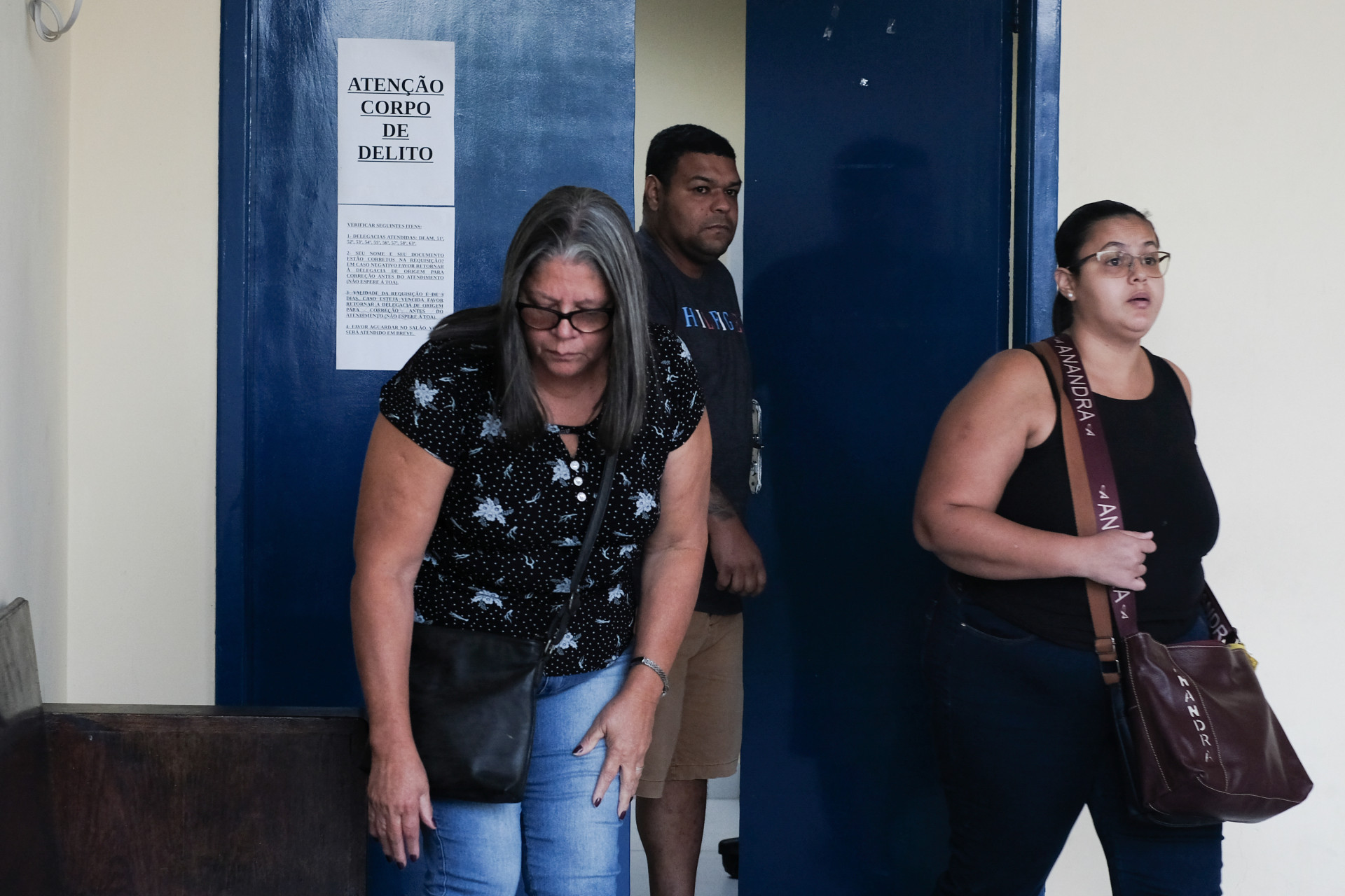 Fam&iacute;lia da professora Layla Moraes esteve no IML de Nova Igua&ccedil;u para libera&ccedil;&atilde;o do corpo - Pedro Teixeira/Ag&ecirc;ncia O Dia