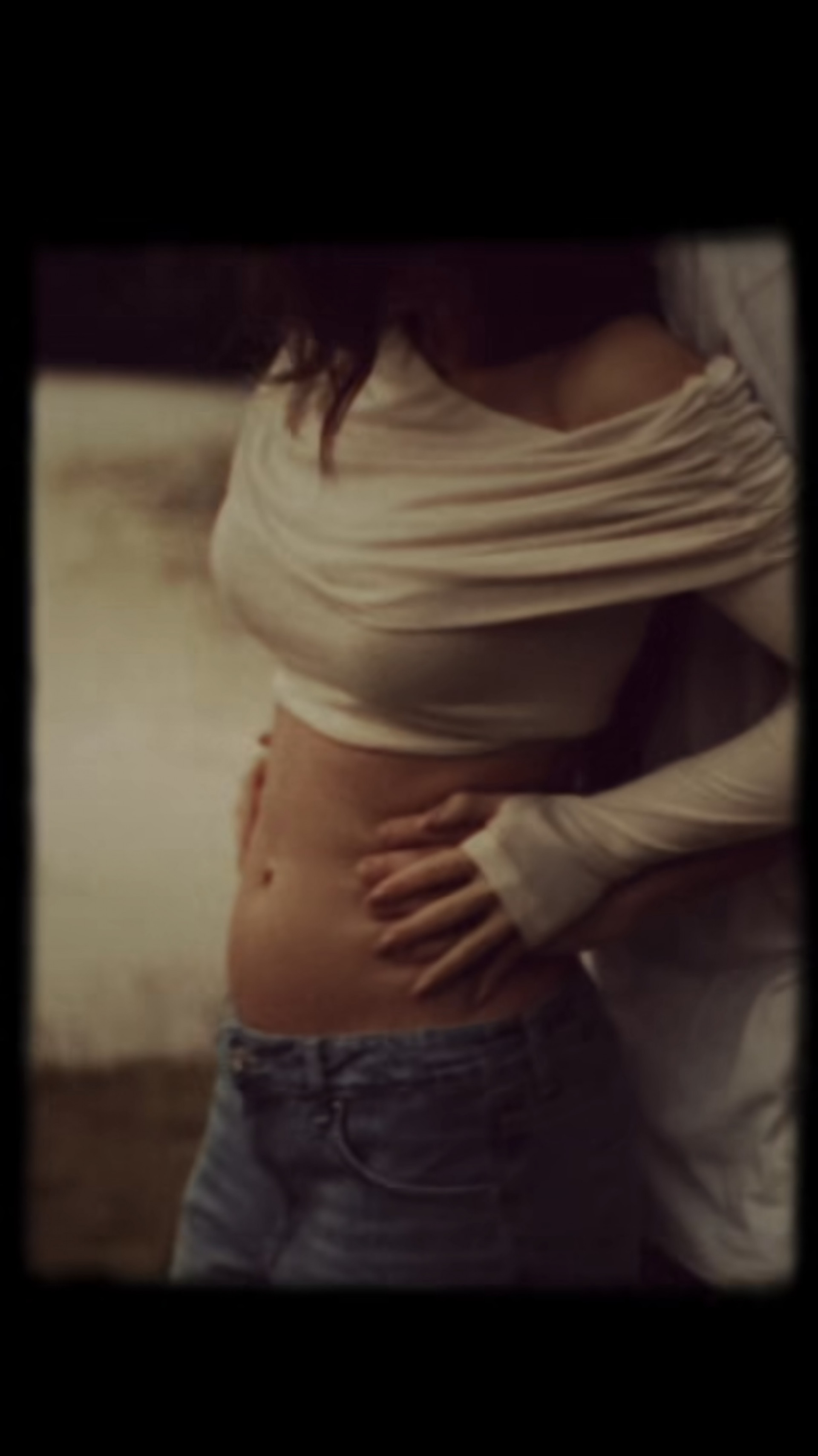 Luan Santana celebra paternidade e faz carinho na barriga de Jade Magalhães - Reprodução