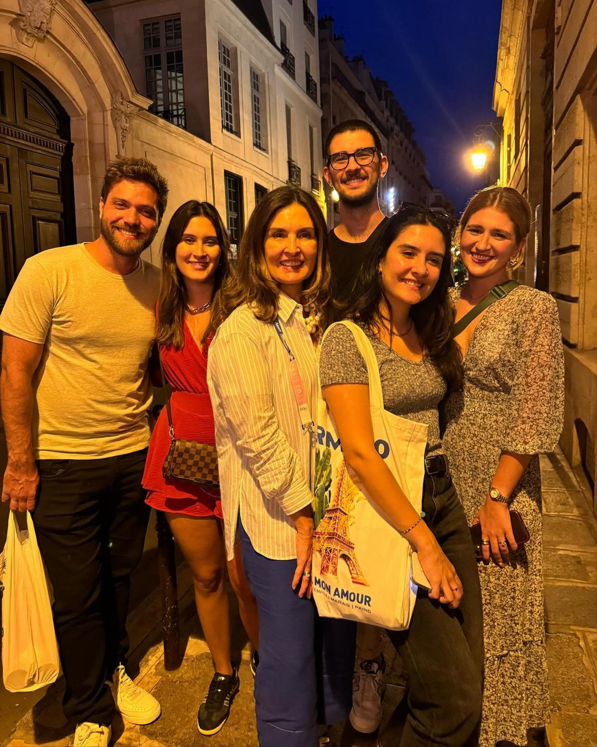 Fátima Bernardes aproveitou a estadia em Paris para jantar com os filhos - Reprodução / Instagram