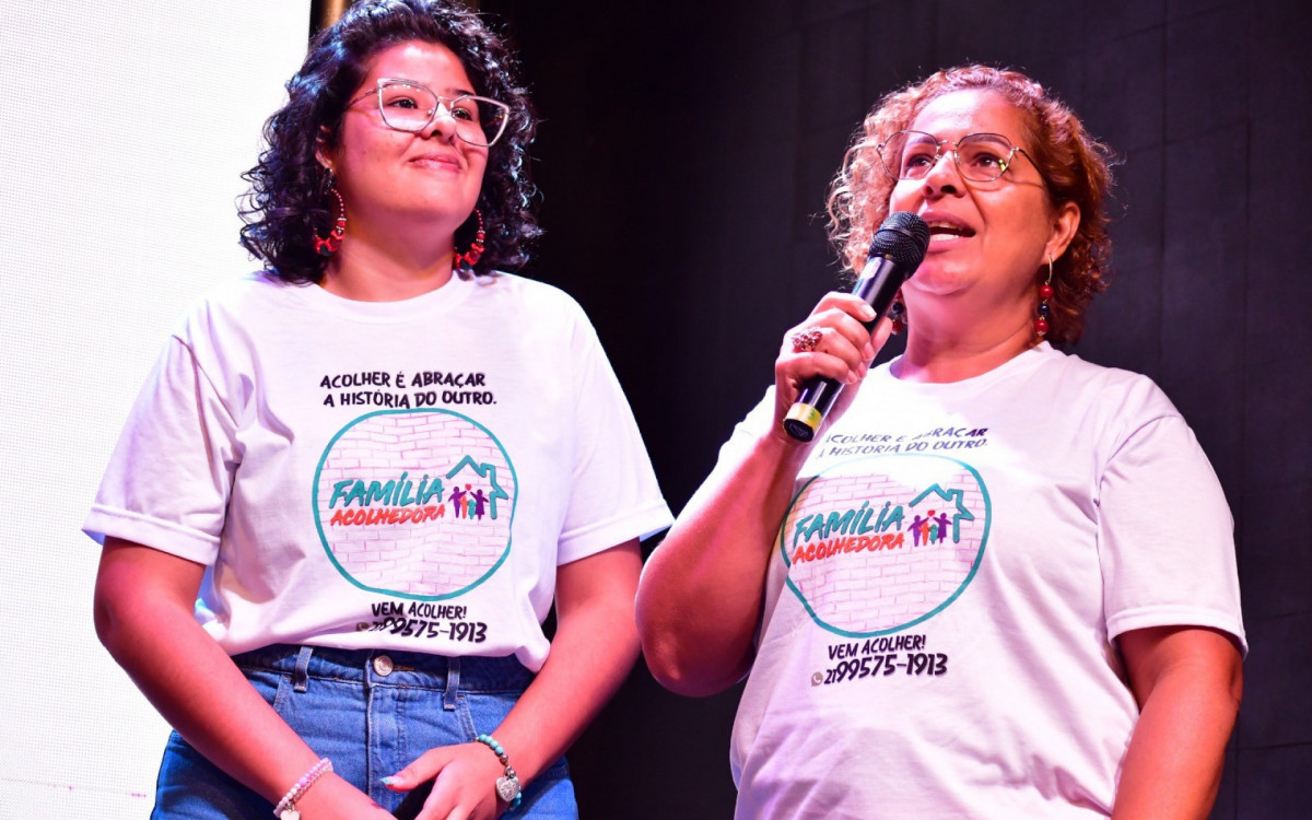 Ana Cristina Soares do Rosário, a filha Isabel e o marido participam do Serviço de Família Acolhedora desde 2019