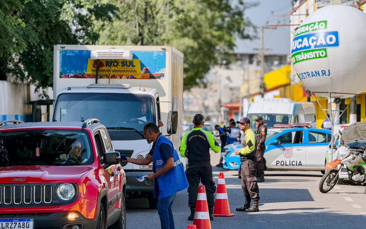 A ação foi realizada na Avenida Getúlio de Moura, na divisa com o município de Mesquita