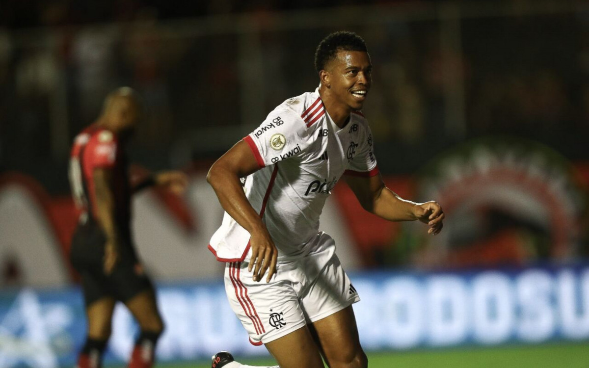 Autor do gol da vitória, Carlinhos enaltece força do elenco do Flamengo