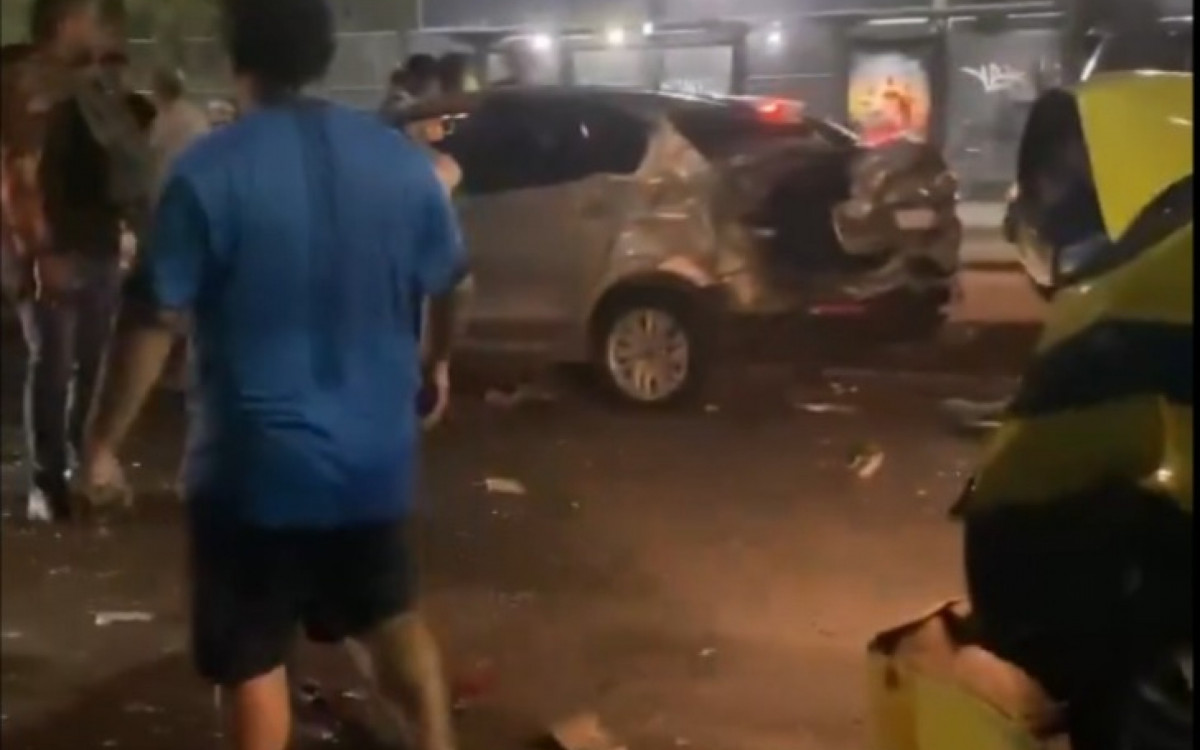 Acidente entre diversos carros e um &ocirc;nibus interditou completamente a Praia do Flamengo