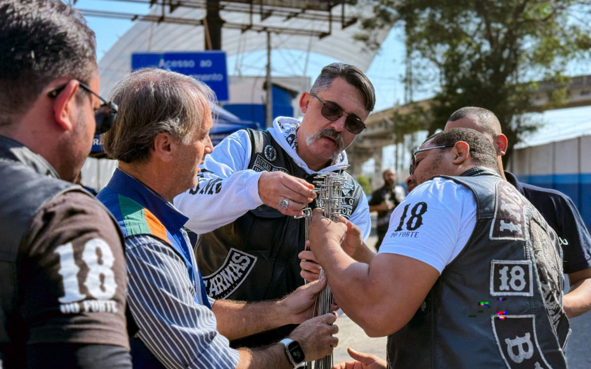 Cerca de 120 antenas de proteção contra linhas de pipa foram distribuídas aos motociclistas para ajudar na prevenção de lesões