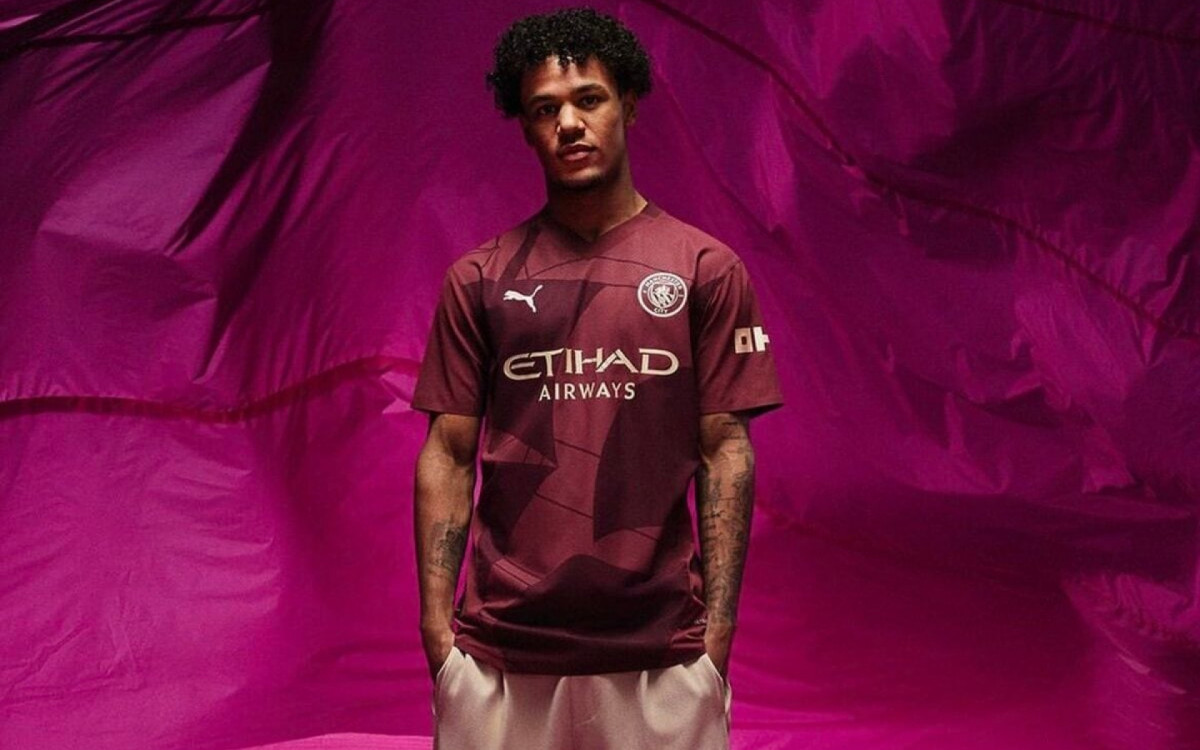 Jogador revela nova terceira camisa do City acidentalmente