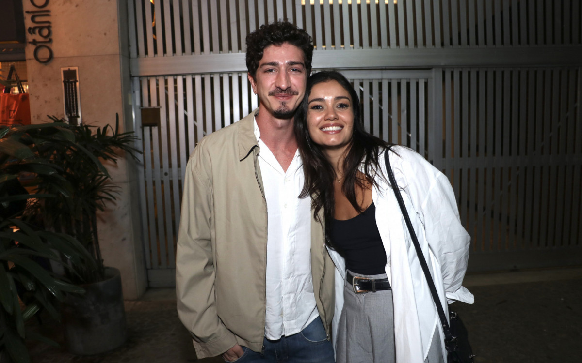 Johnny Massaro e Sophie Charlotte prestigiam lançamento do livro de Alice Carvalho, a Joana, de \'Renascer\'