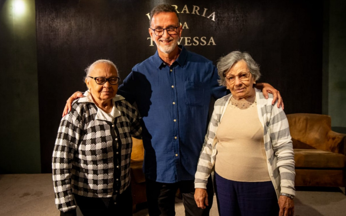 Em cada um dos 50 temas do livro do escritor Ricardo Machado, há uma fotografia de vovó que reside na Baixada, no Rio de Janeiro e outras capitais do Brasil