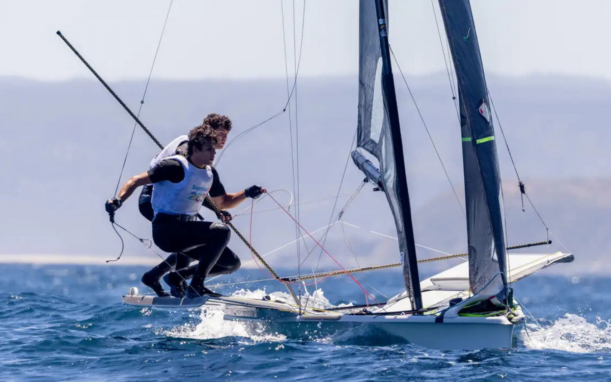 Marco Grael (ao fundo), irmão de Martine Grael, é mais um velejador carioca que representará o Brasil em Paris-2024, na categoria 49er