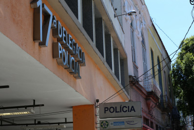 Dupla é presa ao tentar vender carro roubado no estacionamento de shopping na Barra da Tijuca