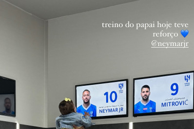 Neymar recebe visita de Mavie durante treino: 'Papai teve reforço'