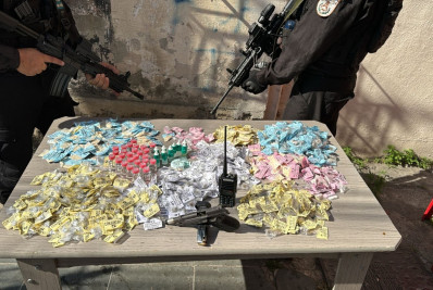 PM prende suspeitos com pistola, munições e drogas em Bangu