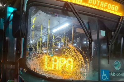 Motorista de ônibus é detido após arrastar carros na Praia do Flamengo