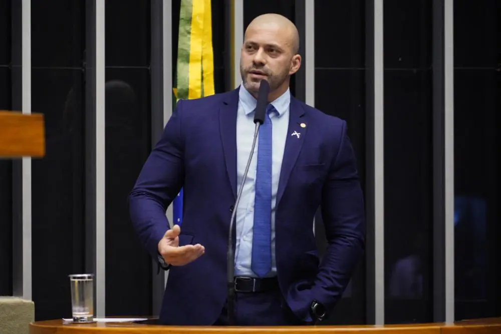 Moraes cobra de Daniel Silveira multa e nega colocar ex-deputado em regime semiaberto