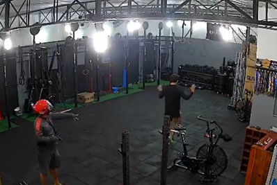 Vídeo: homem é assaltado durante treino em box de crossfit no Grajaú