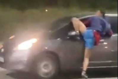 Vídeo mostra homem pendurado em carro em movimento após suposta tentativa de assalto