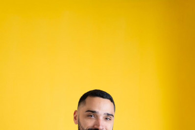 Cantor e compositor Léo Castro se apresenta na praia da Boa Viagem