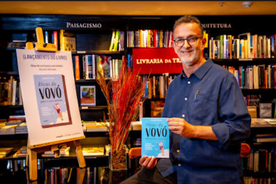 Livro de professor da Baixada Fluminense faz homenagem às avós