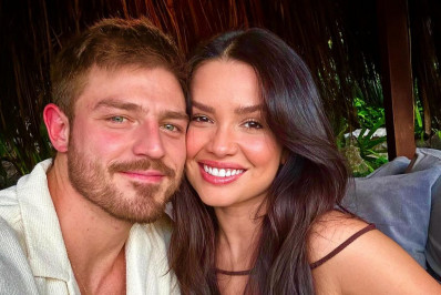 Juliette posa agarradinha com namorado em Noronha