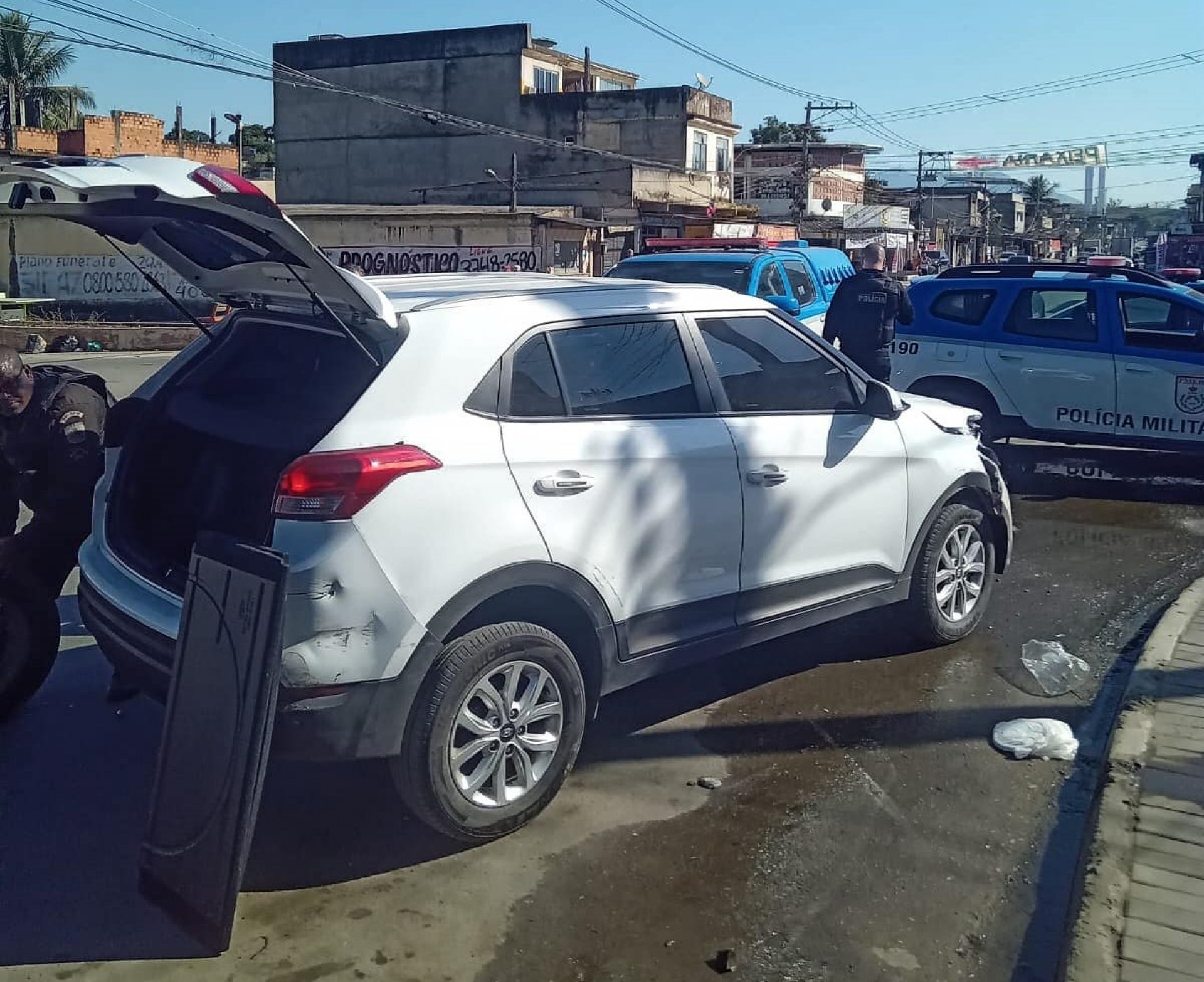 O carro roubado recuperado pelos policiais militares do 39&ordm; BPM - Divulga&ccedil;&atilde;o / PMERJ