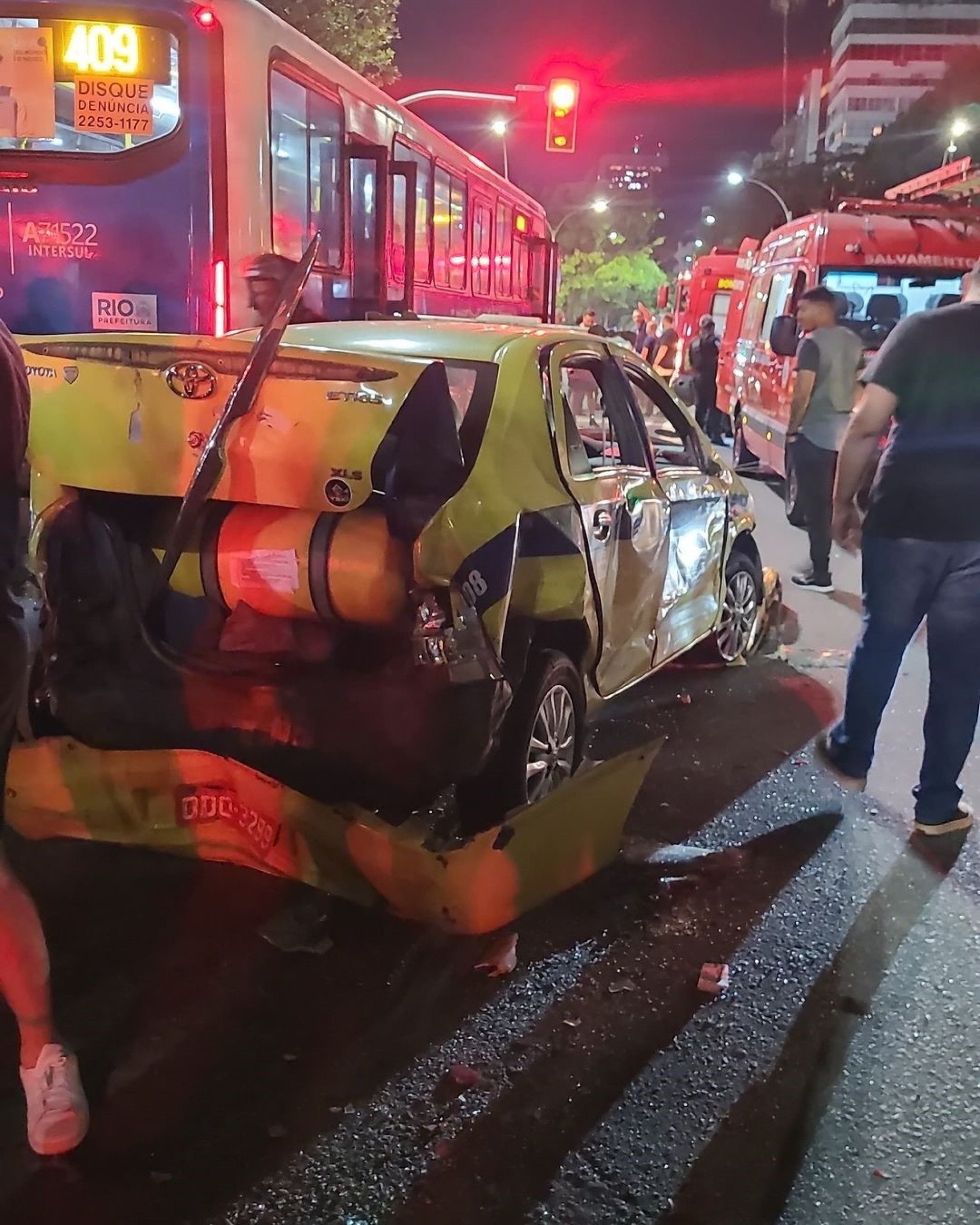 Acidente entre diversos carros e um ônibus interditou completamente a Praia do Flamengo - Reprodução / Rede Sociais