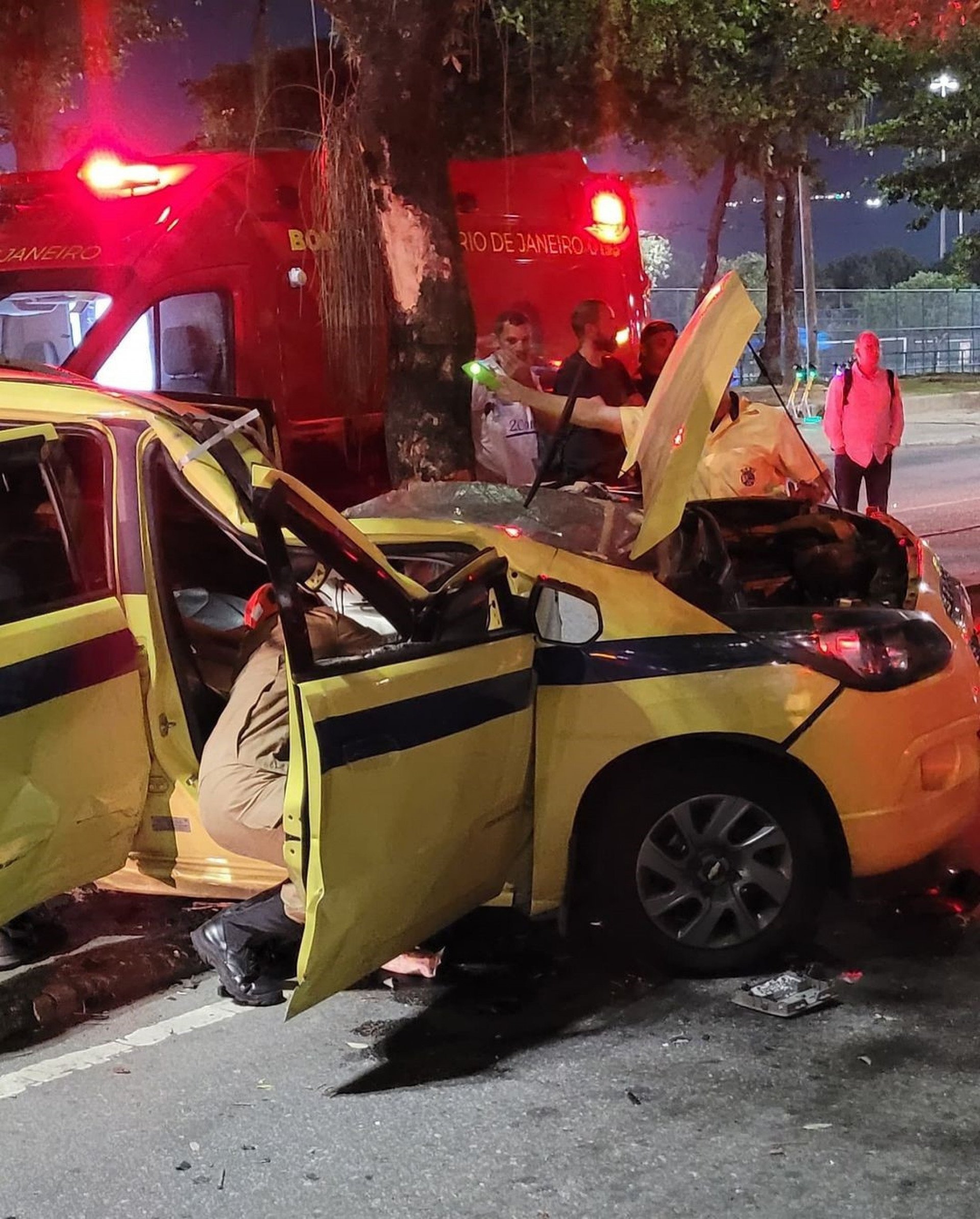 Acidente entre diversos carros e um ônibus interditou completamente a Praia do Flamengo - Reprodução / Rede Sociais