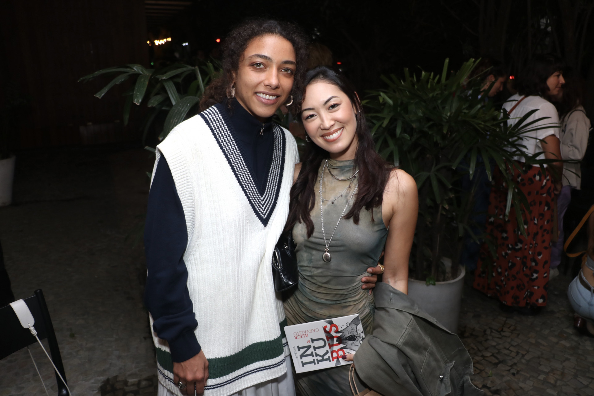 Ana Hikari prestigia lançamento do livro de Alice Carvalho, a Joana, de \'Renascer\'