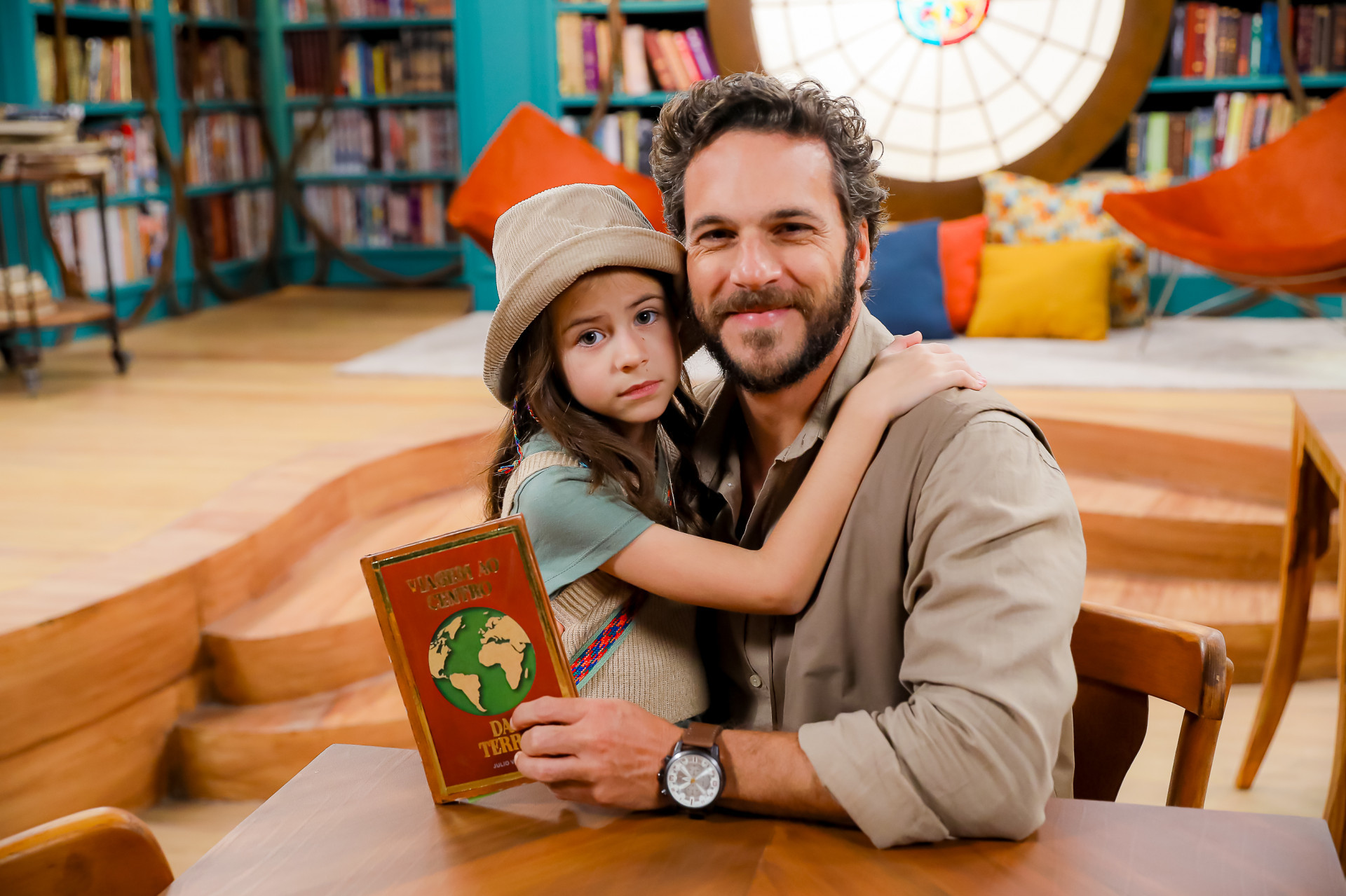 A Caverna  Encantada: Anna (Mel Summers) e o pai, Paulo (Elam Lima) - Lourival Ribeiro / SBT