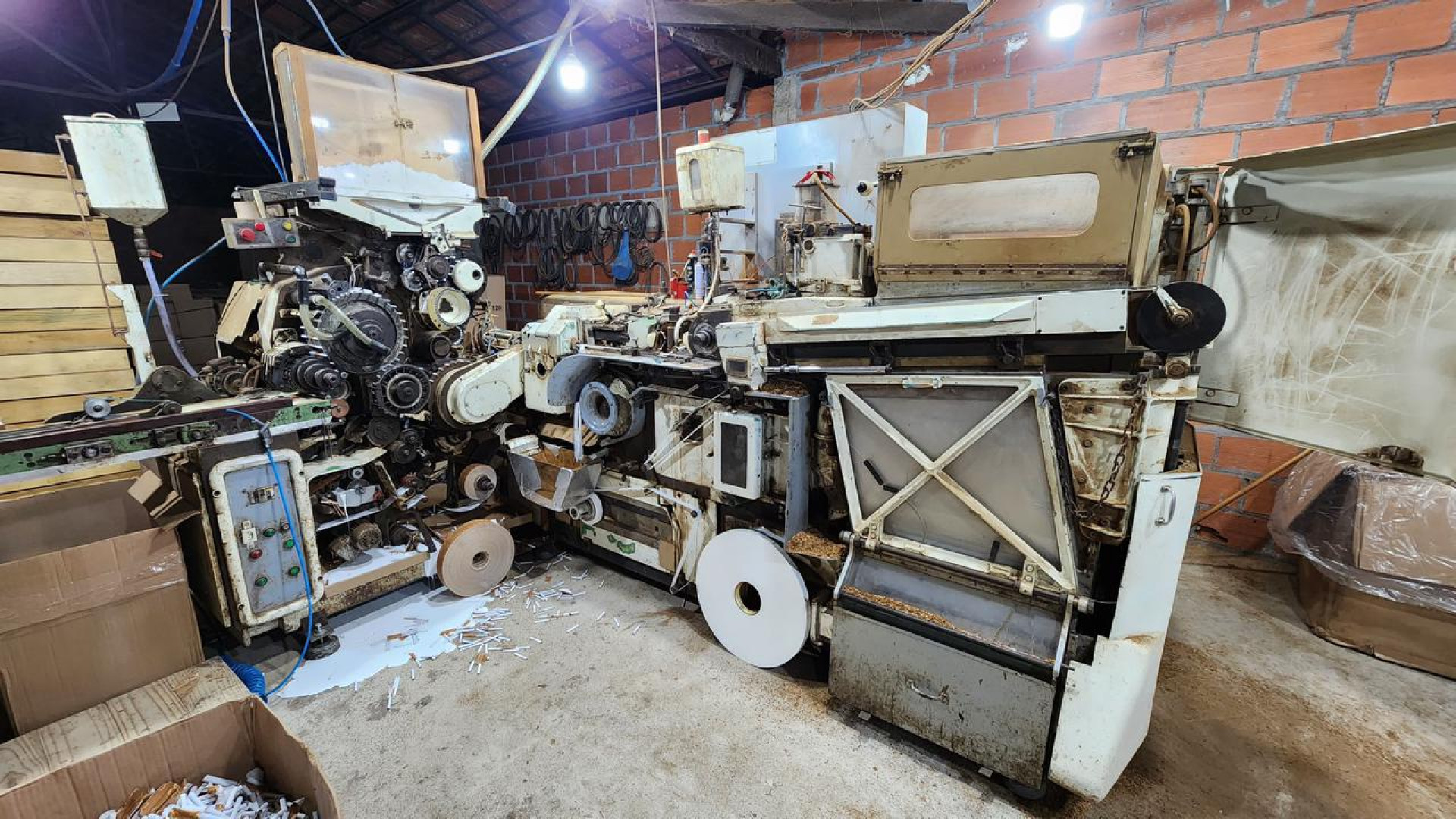 o local,  os agentes apreenderam mais de um milhão de cigarros falsificados - Divulgação