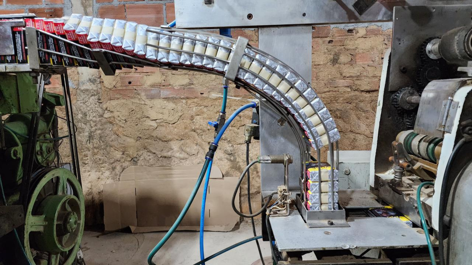 o local,  os agentes apreenderam mais de um milhão de cigarros falsificados - Divulgação