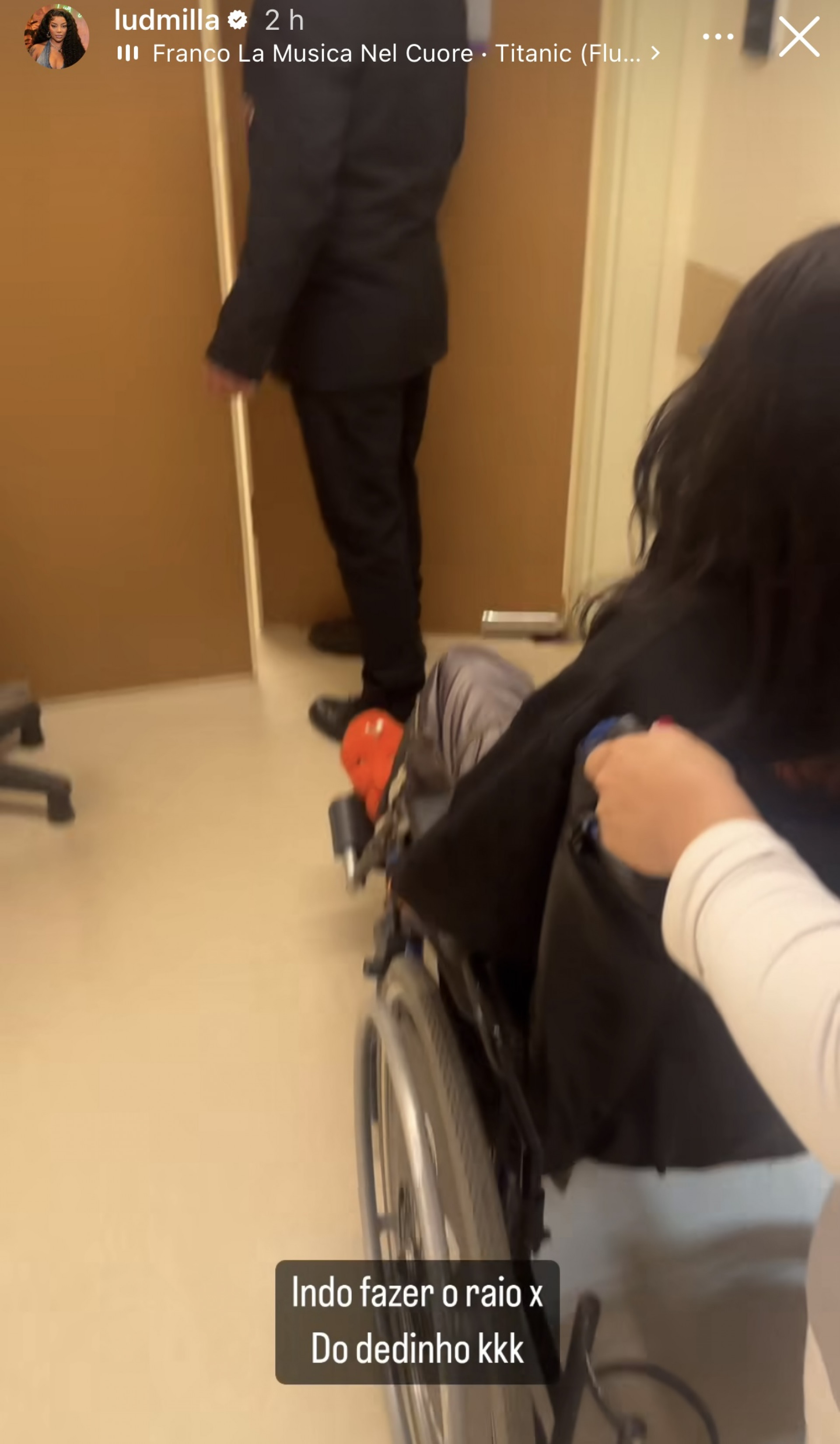 Ludmilla machuca dedo do pé em brincadeira com irmão - Reprodução