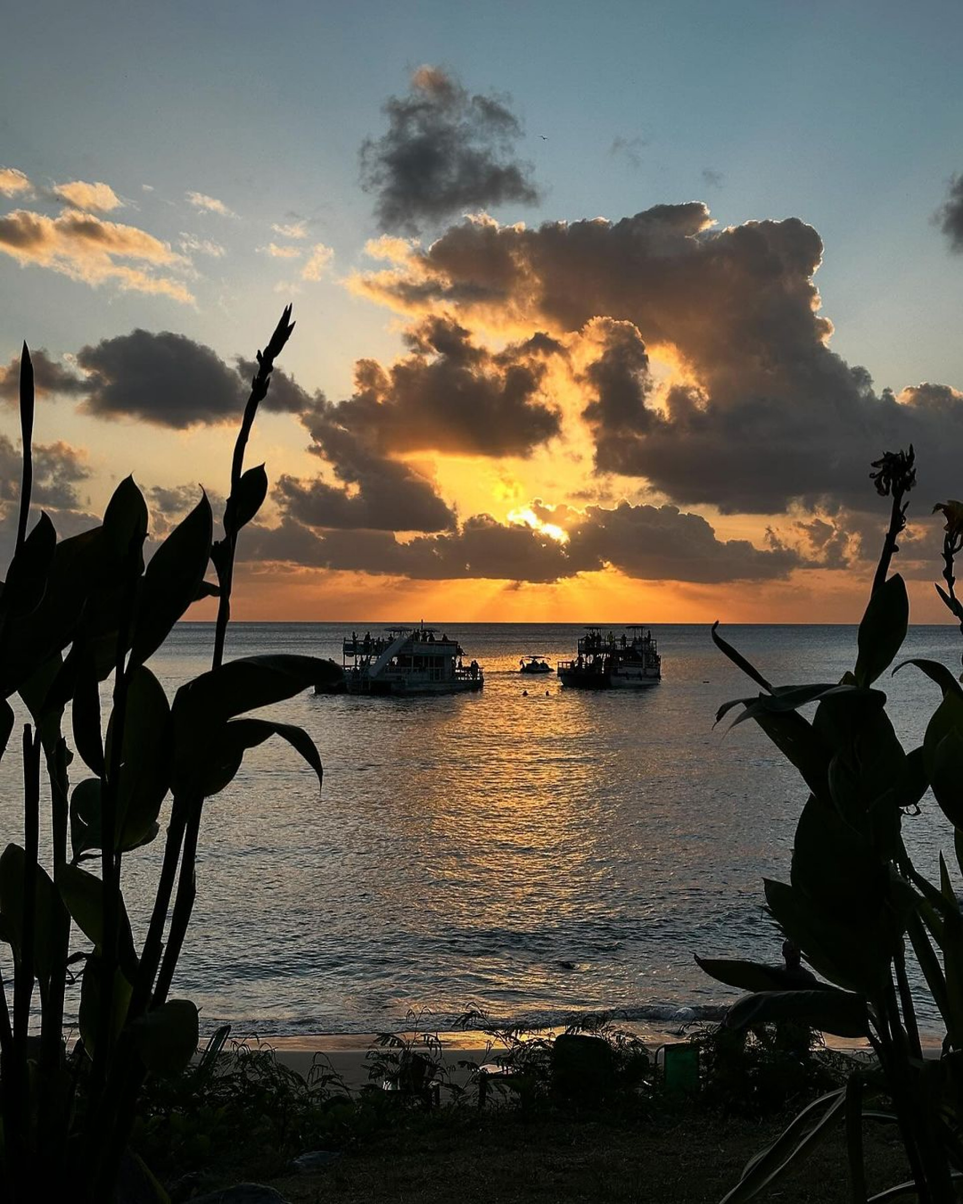 Juliette posa agarradinha com namorado em Noronha - Reprodução