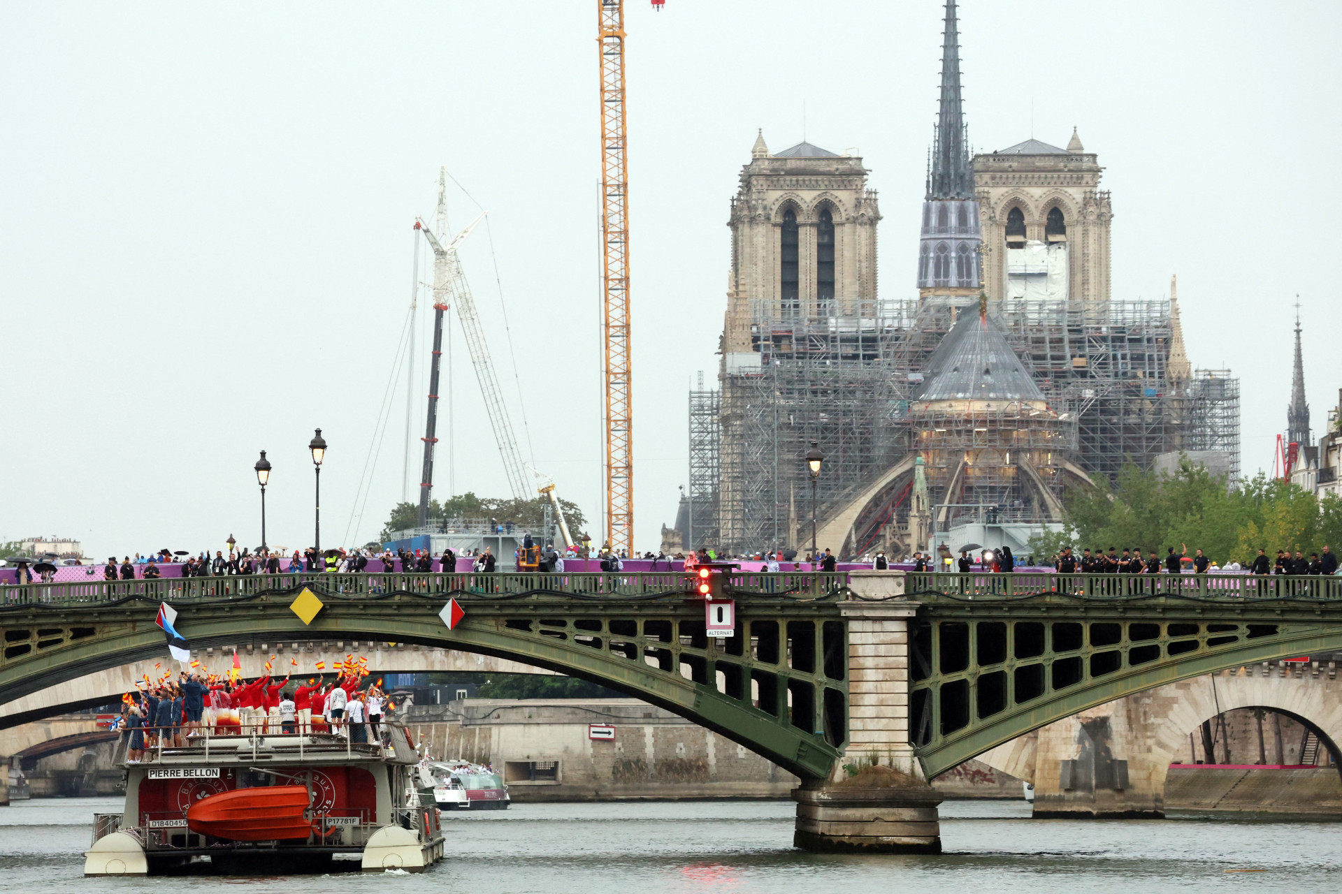 Delega&ccedil;&otilde;es passaram em frente a Catedral de Notre-Dame na cerim&ocirc;nia de abertura dos Jogos Ol&iacute;mpicos de Paris 2024 - AFP