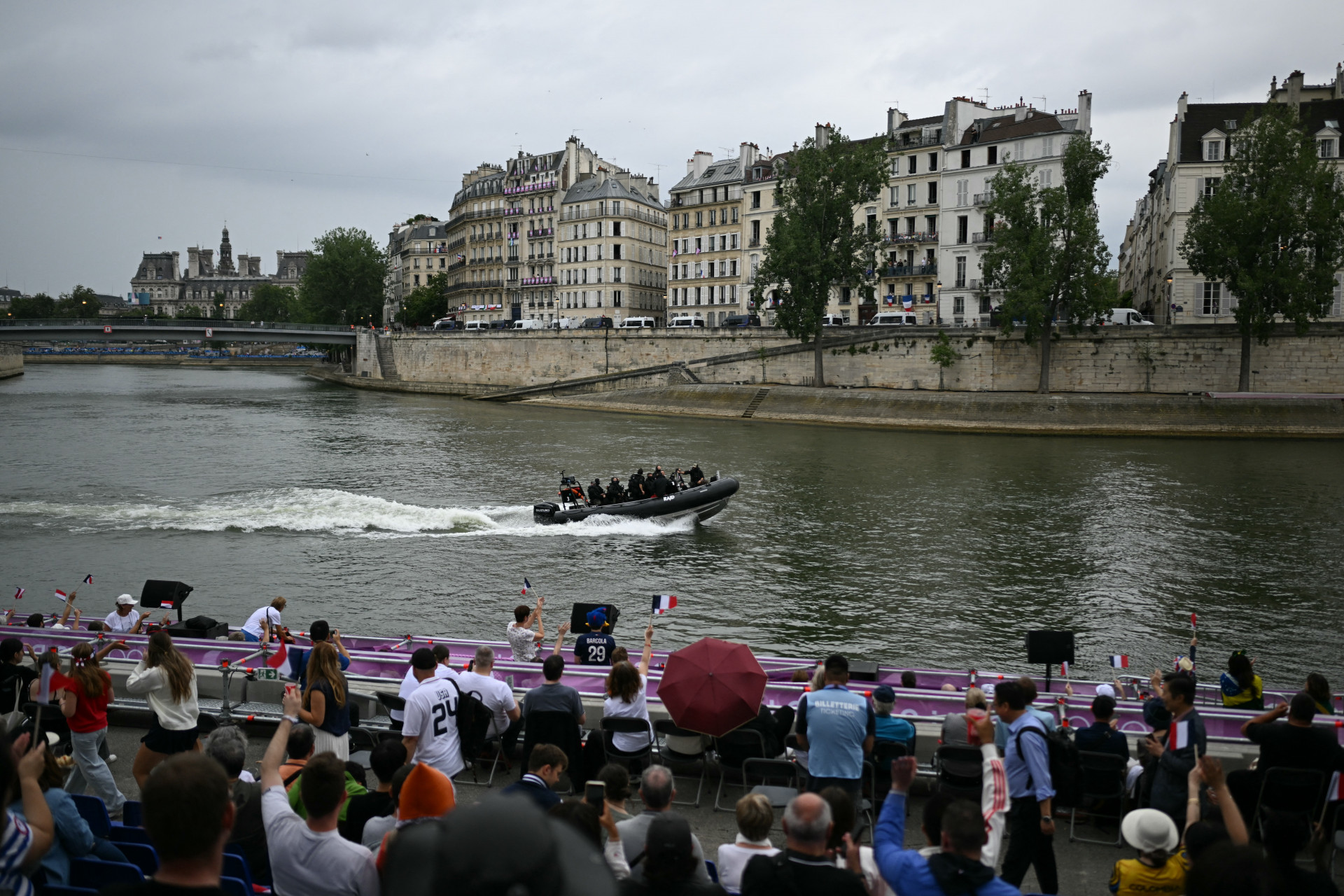 Público já ocupa margens do Sena aguardando a festa - AFP