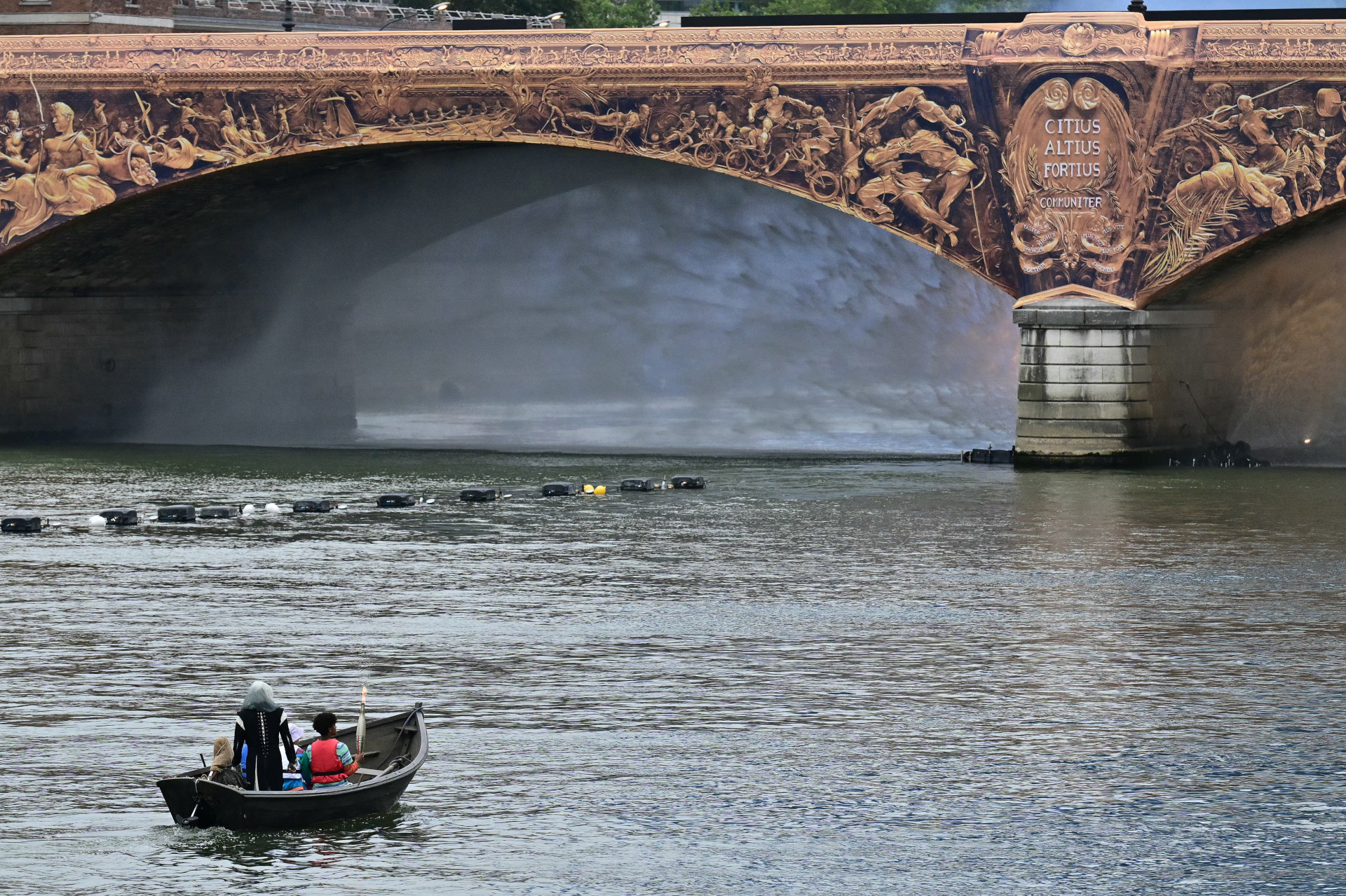 Tocha ol&iacute;mpica passou pela Ponte de Austerlitz, no Rio Sena, durante a cerim&ocirc;nia de abertura dos Jogos Ol&iacute;mpicos de Paris 2024 - AFP