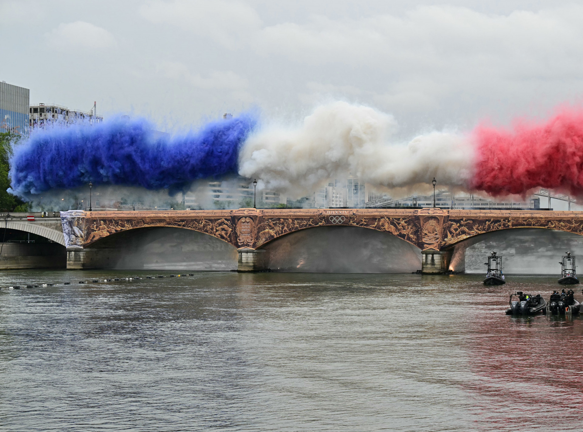 Festa pirot&eacute;cnica com as cores da Fran&ccedil;a na Ponte Austerlitz, na cerim&ocirc;nia de abertura dos Jogos Ol&iacute;mpicos de Paris 2024 - AFP