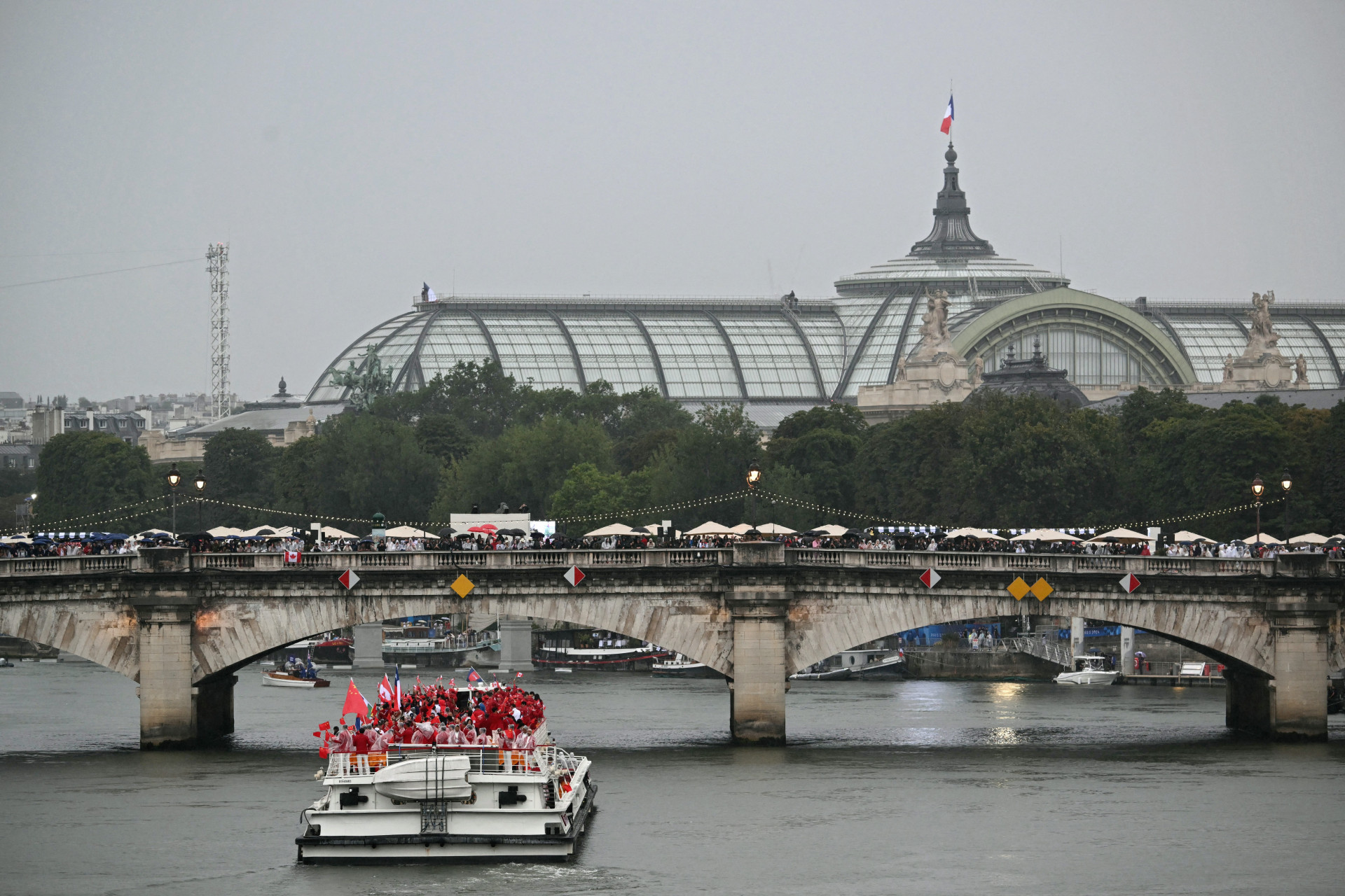 Delega&ccedil;&otilde;es passaram pela Pont de la Concorde e pelo Grand Palais na cerim&ocirc;nia de abertura dos Jogos Ol&iacute;mpicos de Paris 2024 - AFP